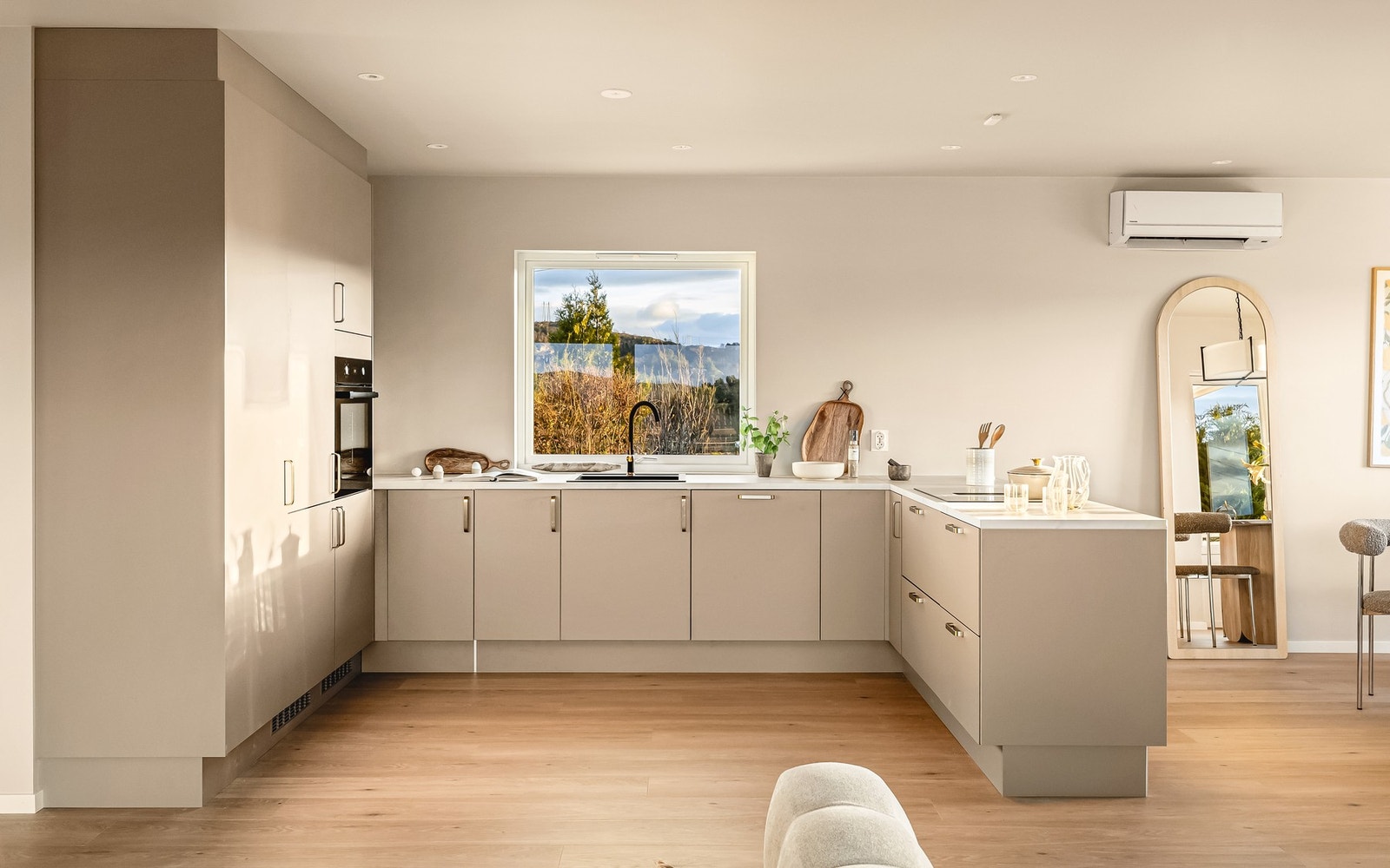 Innredningen består av slette fronter, laminat benkeplate, over benkeplaten er det benyttet malte flater, oppvaskkum og ventilator(kullfilter). Galleribilde