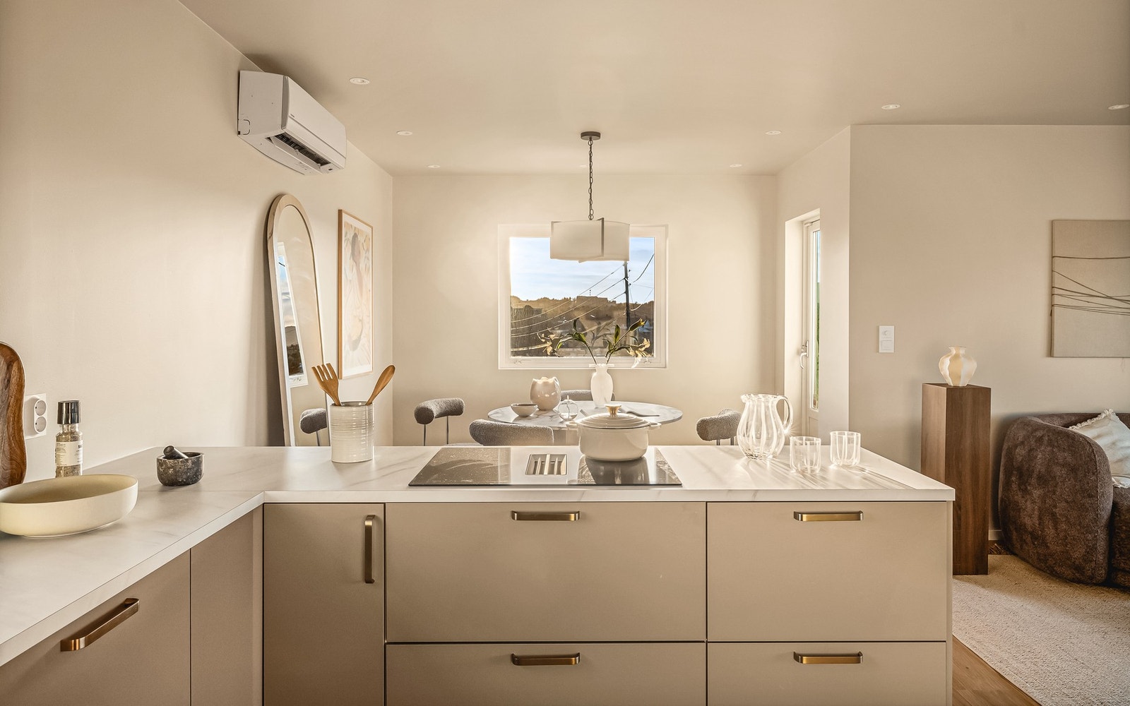 Av integrerte hvitevarer inneholder kjøkkenet induksjonsplatetopp, stekeovn, oppvaskmaskin og kjøl- og frys. Galleribilde