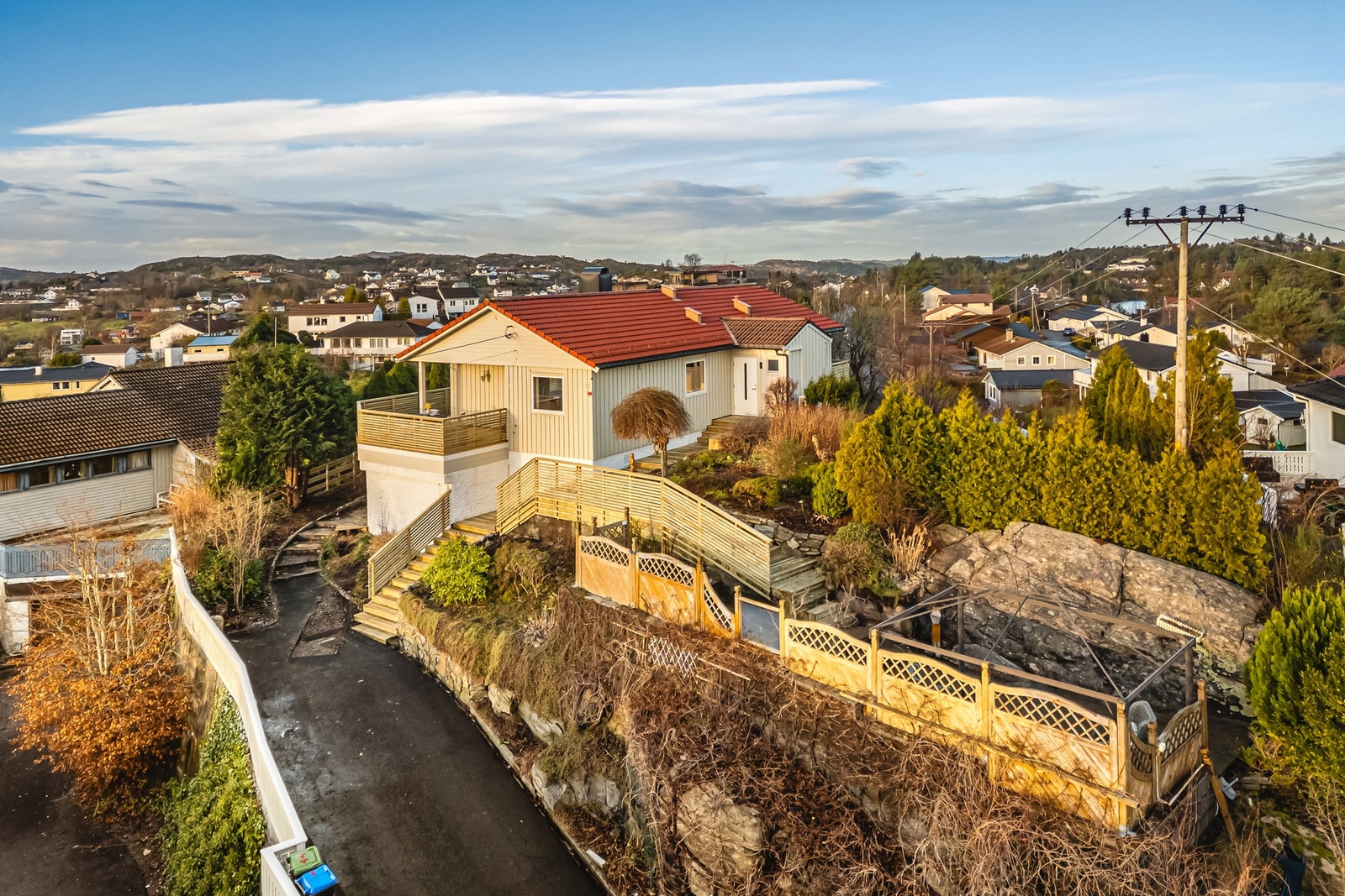 Tomten består av en del naturlig vegetasjon med blåbærlyng mm, i tillegg finnes det et mangfold av prydvekster som titter frem sammen med vår, sommer og tidlig høst. Galleribilde