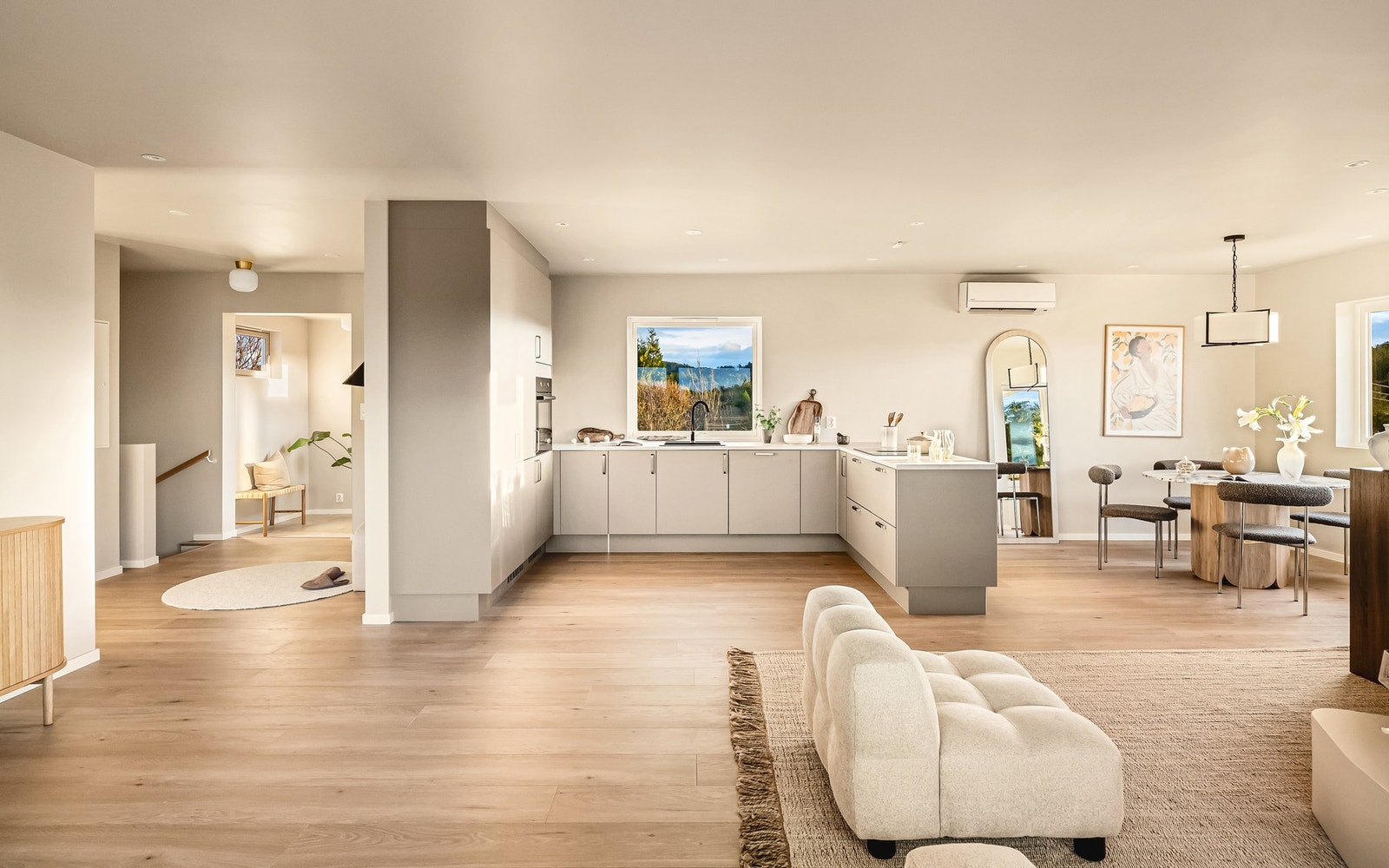 Her har du rikelig med skap-og benkeplass. Galleribilde