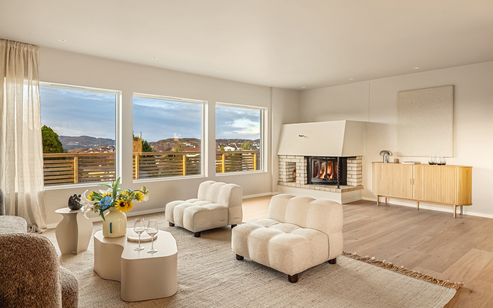 Her møtes du av nydelig utsikt og svært godt lysinslipp. Galleribilde