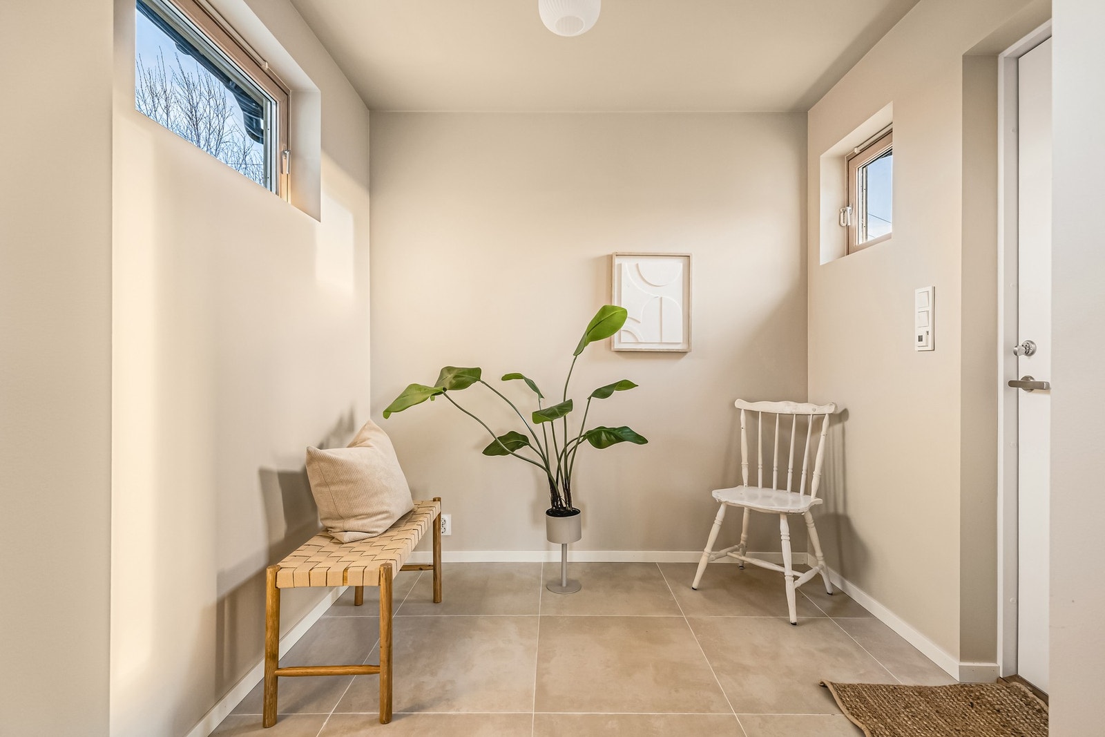 Det første som møter deg er en entré på 4,9 kvm. Galleribilde