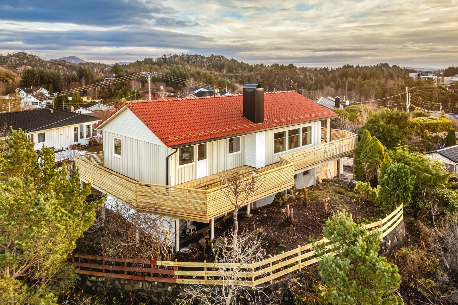 Eiendommen ligger til i enden av en blindvei uten gjennomgangstrafikk. Galleribilde