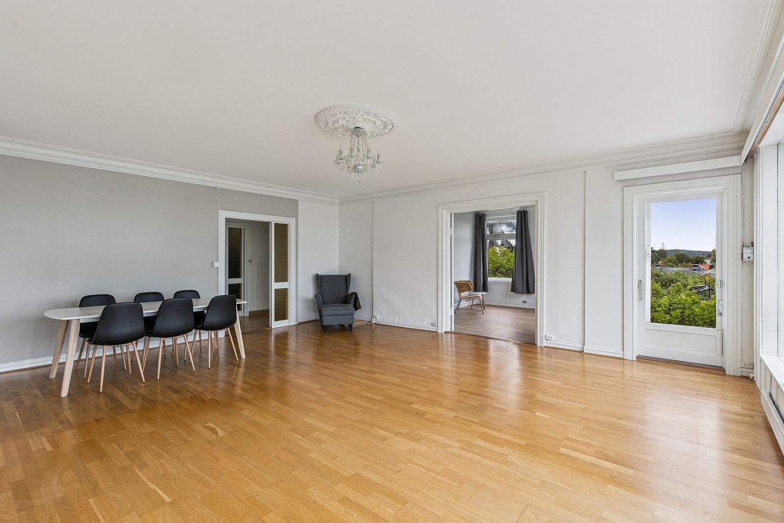 Romslig stue med god plass til både sofa og spisebord. Direkte utgang til felles terrasse. Galleribilde