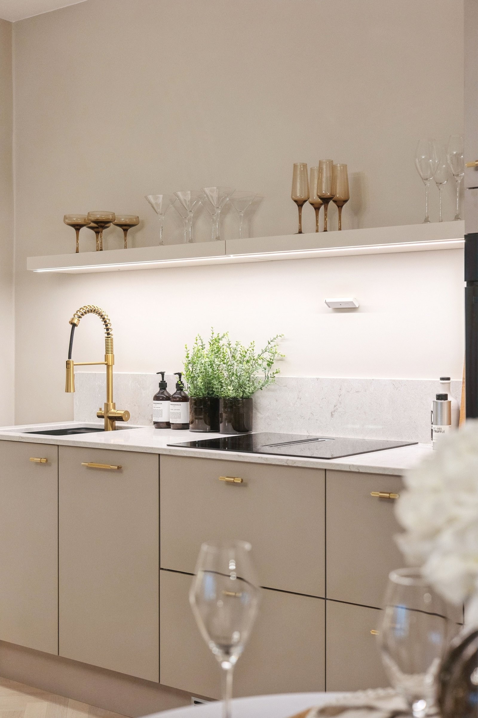 Lekkert kjøkken fra HTH med benkeplate og splashboard i sten. Utrekkbart blandebatteri med to ulike spylefunksjoner. Galleribilde