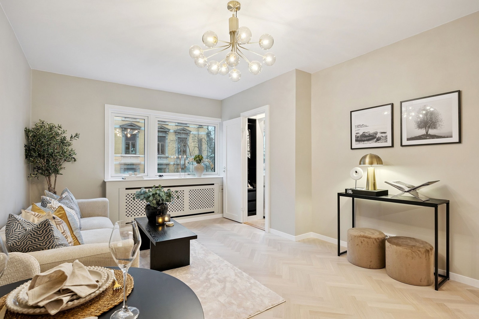 Lys og moderne stue med en lekker taklampe og god plass til tv og lyd underholdning. Om man ønsker kan man få plassbygget en tv reol. Galleribilde