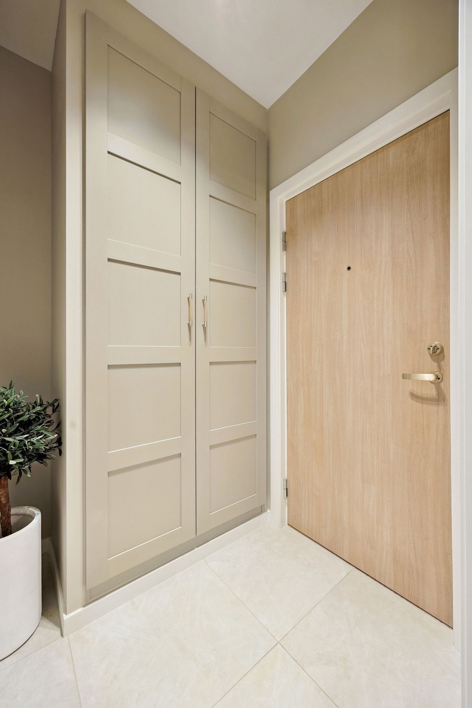 Plassbygget skap på 236cm. hvor det medfølger to stenger til jakkeoppheng. Men innmat til skapet kan man enkelt bestille og kjøpe med levering på nett ut i fra behov. Galleribilde