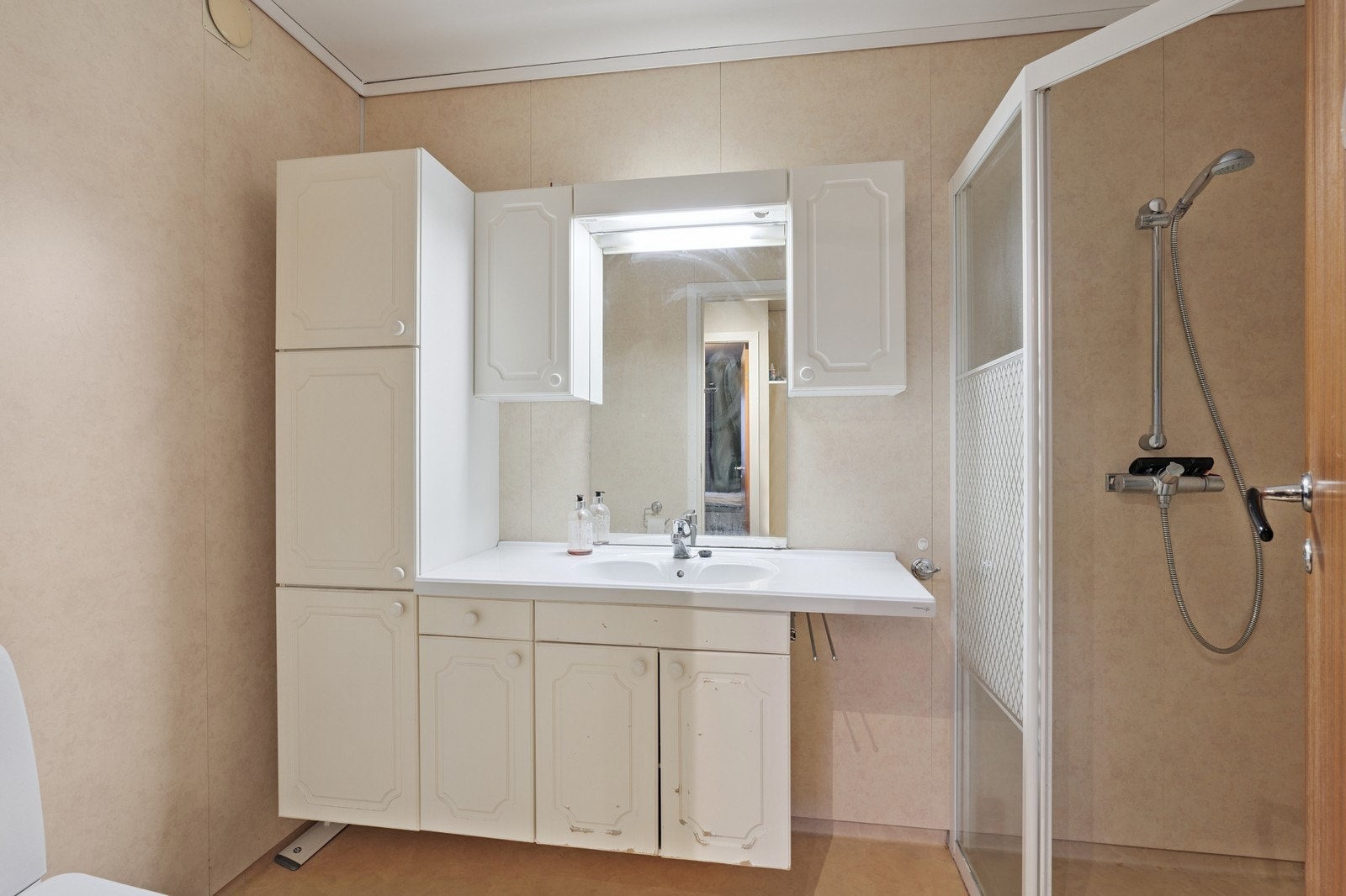 Bad med dusjhjørnet, servant m/innredning og toalett Galleribilde