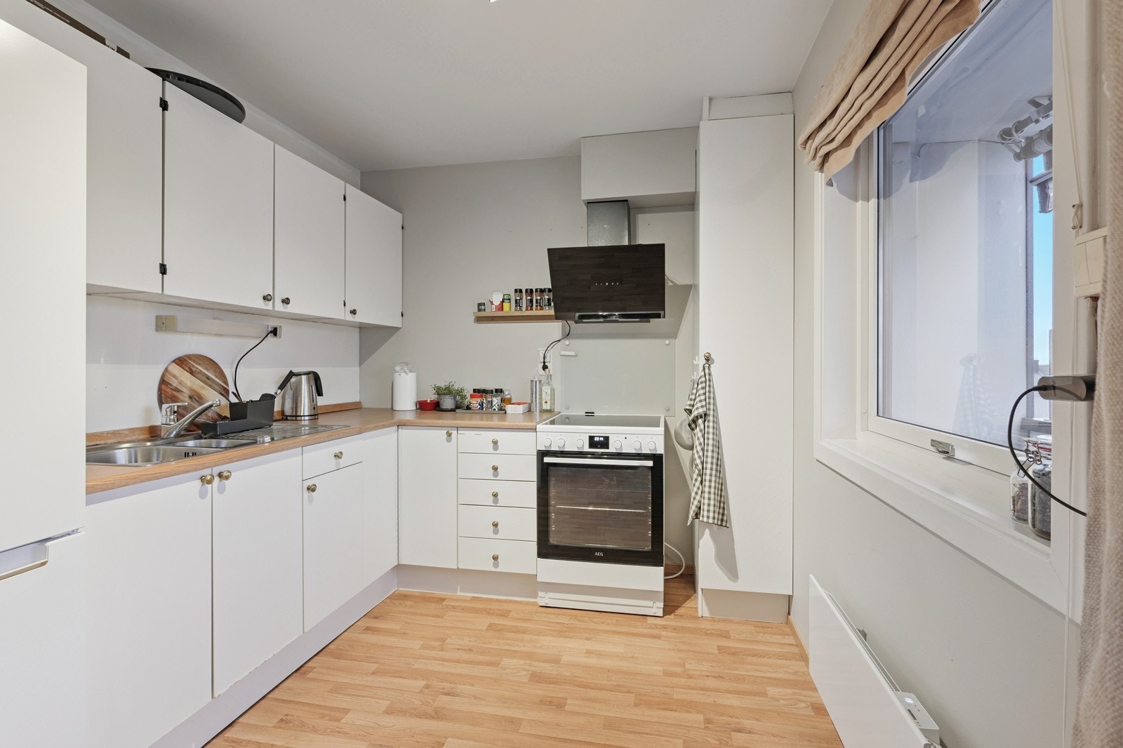 Kjøkkeninnredning med mye skap- og benkeplass. Komfyr og kombiskap følger med Galleribilde