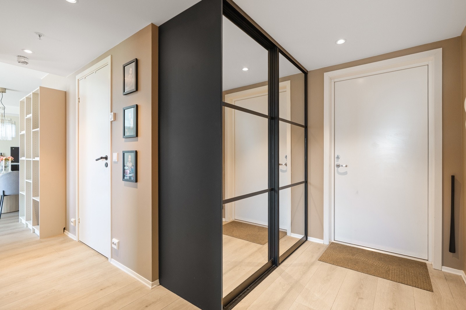 Her kan man henge fra seg yttertøy i garderobeskapet som ble montert i 2023. Alle vegger ble malt og gulvet ble oppgradert før innflytting startet i 2022. Galleribilde