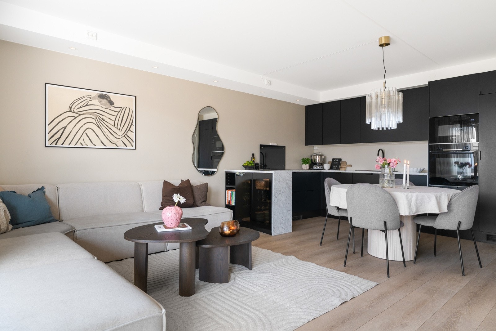 En romslig stue med plass til hele familien. Rommet har nydelige farger på vegg som gir et godt spill med resten av interiøret. Galleribilde