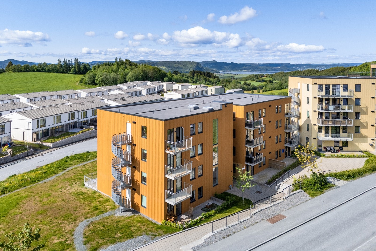 I Andersbakkan 93 er det totalt 28 leiligheter, fordelt over fire etasjer. Med leiligheten følger det en parkeringsplass i kjeller, samtidig som at sameiet har 6 parkeringsplasser utenfor. For besøkende kan man benytte seg av de 5 gjesteparkeringene. Galleribilde