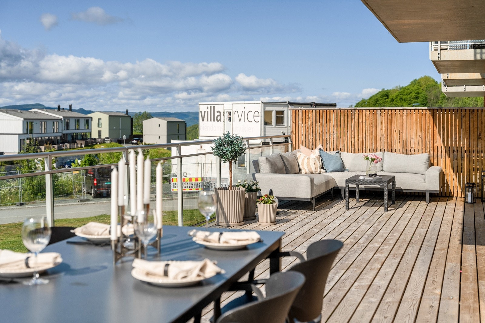 Leiligheten i Andersbakkan er en av få som kan fronte med en svær terrasse med svært gode solforhold på sommerstid. Perfekt for den som ønsker å nyte finværet ute. Galleribilde