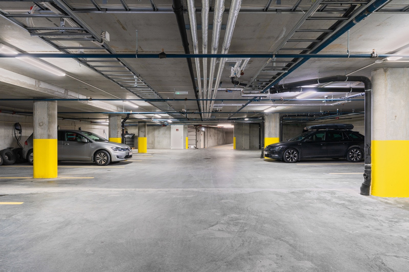 I parkeringskjelleren er det klargjort for elbil-lader. Det finnes 3 HC-plasser, og det er i tillegg etablert en sykkelparkering som alle seksjonseiere har tilgang til. Leiligheten disponerer i tillegg over en bod i kjelleren. Galleribilde