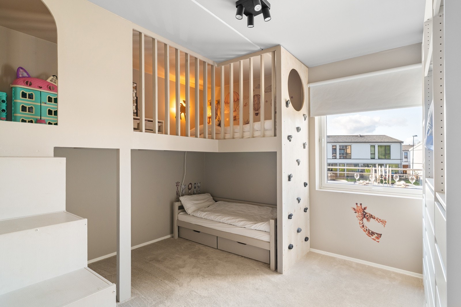 Barnesoverommet er på 10,7 kvm og gir god plass til lek og moro. Praktiske løsninger er tatt i bruk for å optimalisere romstørrelsen, men innredningen kan tas bort om man ikke ønsker at det skal følge. Galleribilde