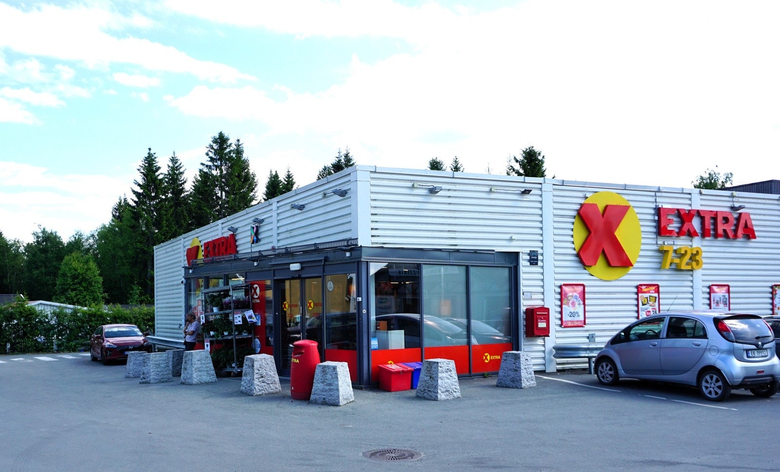 Nærmeste dagligvarebutikk blir Coop Extra Korsen som ligger ca. 3 minutter med bil unna. Ned til Heimdal sentrum tar det ca. 5-6 minutter og der har man et større utvalg av servicefunksjoner. Galleribilde