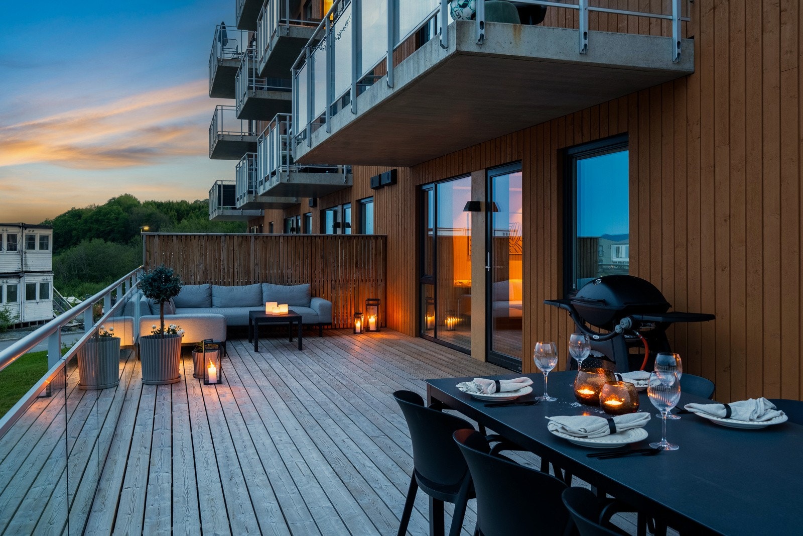 Leiligheten har en superfin beliggenhet i enden i første etasje, med en stor terrasse og sol fra morgen til tidlig kveld på sommerstid. Galleribilde