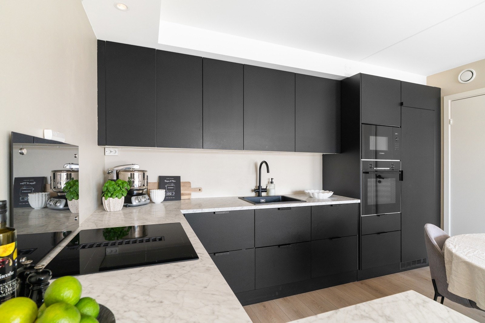 Leiligheten holder en meget høy standard og er påkostet med et nydelig kjøkken og nøye utvalgte materialer. Her kan man flytte rett inn! Galleribilde