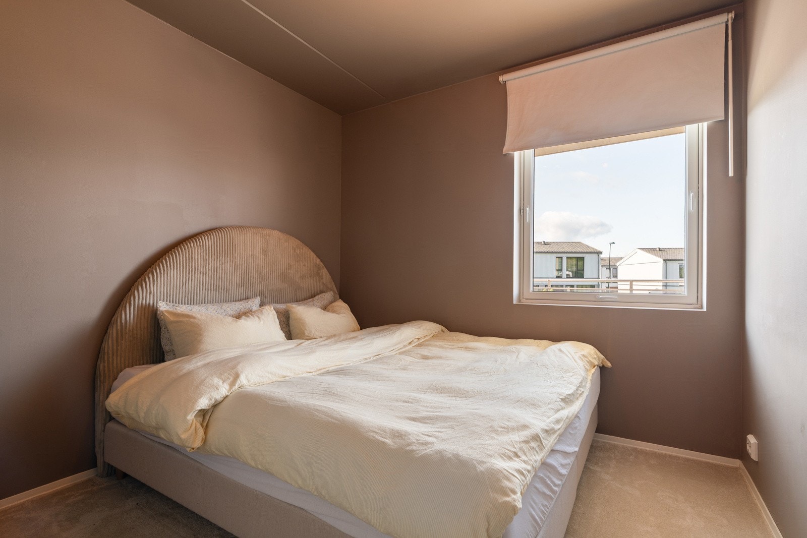 Hovedsoverommet måler 8,7 kvm. Veggen er tidligere flyttet for at det skulle bli en jevn størrelse på begge soverom. Soverommene er utstyrt med teppegulv og garderobeskap som medfølger handelen. Galleribilde