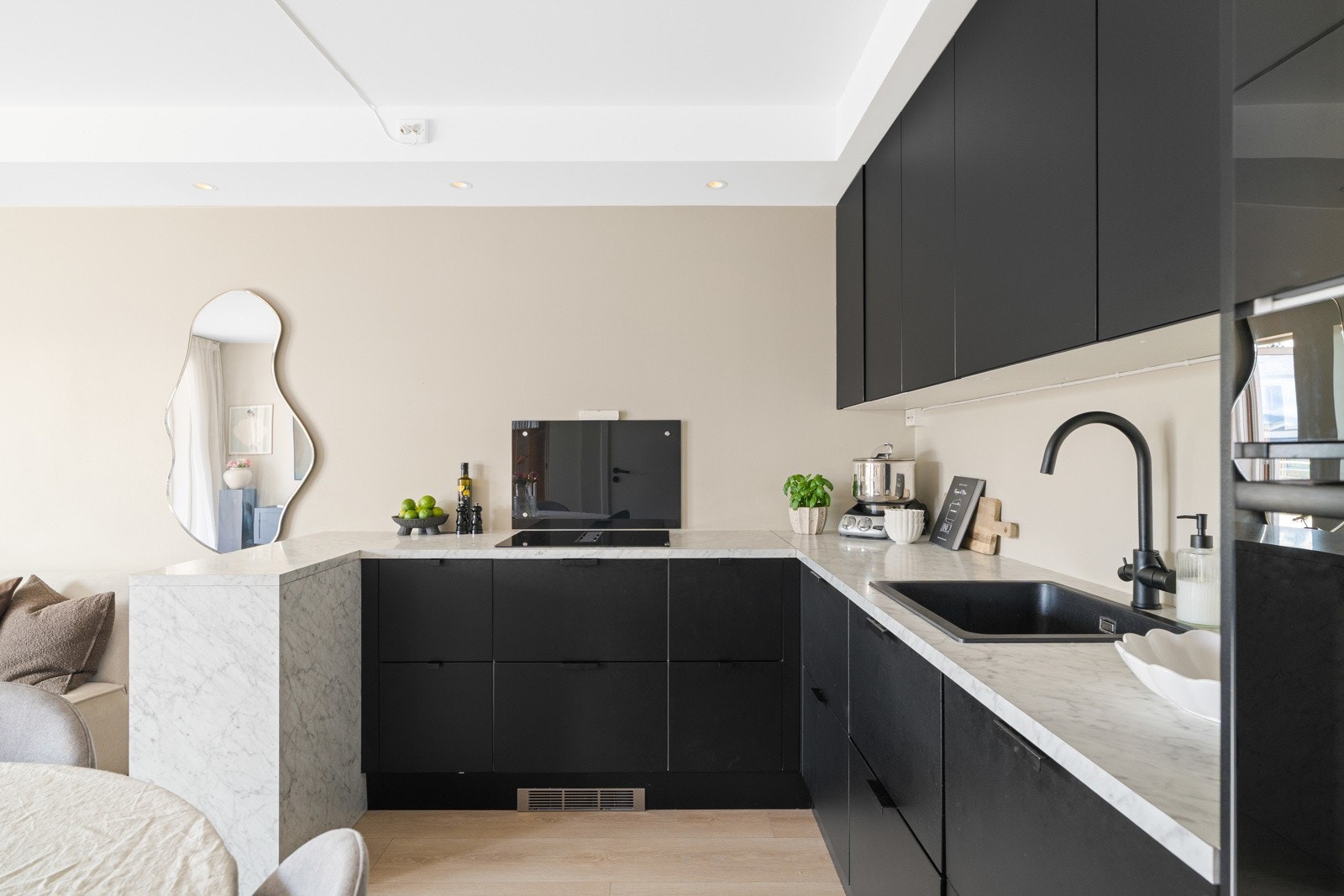 Kjøkkenet er utstyrt med hvitevarer som bl.a. platetopp fra IKEA, mikrobølgeovn og ovn fra Bosch, oppvaskmaskin og kjøleskap. Galleribilde