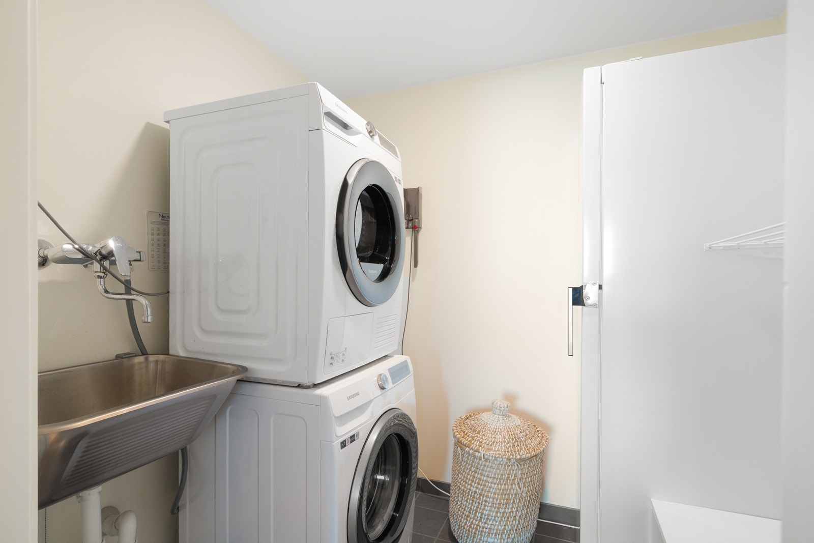 I tilknytning til gangen har man et eget vaskerom på 3,5 kvm. Meget praktisk med vaskemaskin og tørketrommel adskilt fra badet. Og ikke minst når de små kommer inn etter å ha lekt i søla. Galleribilde