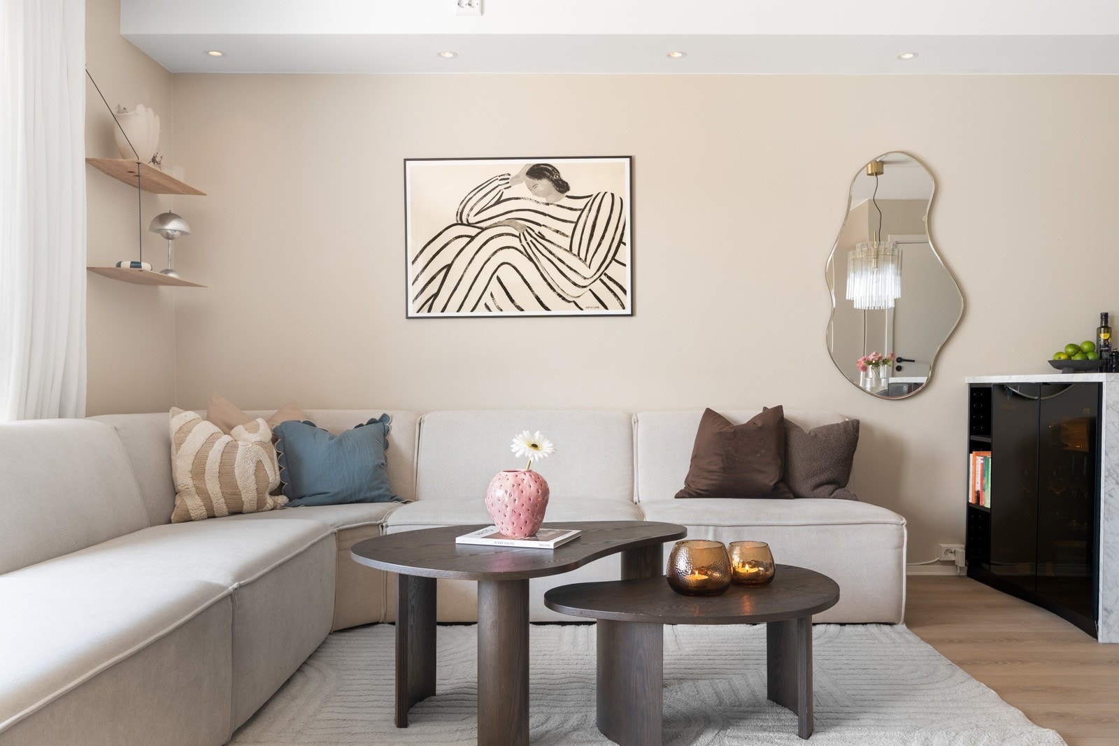 Leiligheten blir varmet opp ved bruk av vannbåren gulvvarme (fjernvarme) som er inkludert i felleskostnadene. Sammen med balansert ventilasjon gir dette et sunt og friskt inneklima med minimale strømutgifter (ca. 4.400 kWh i 2024). Galleribilde