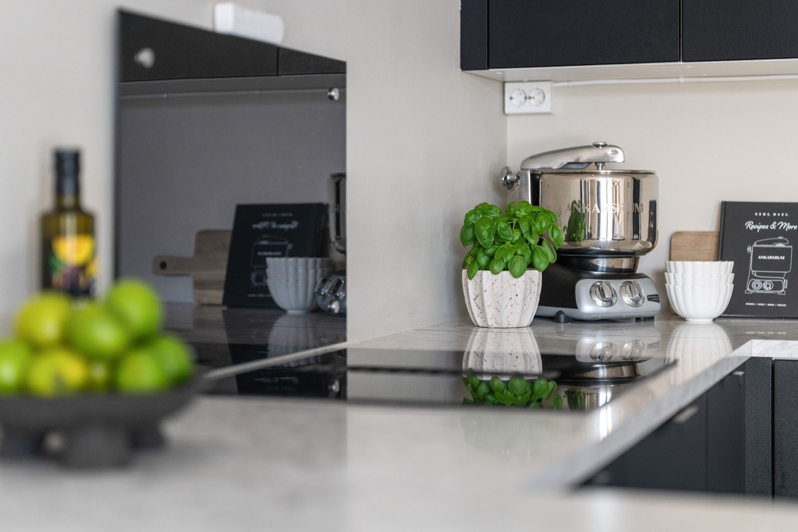 Nedfelt ventilator i platetoppen (kullfilter) og pop-up stikkontakt i benkeplaten er blant noen av de mange gjennomtenkte løsningene. Galleribilde