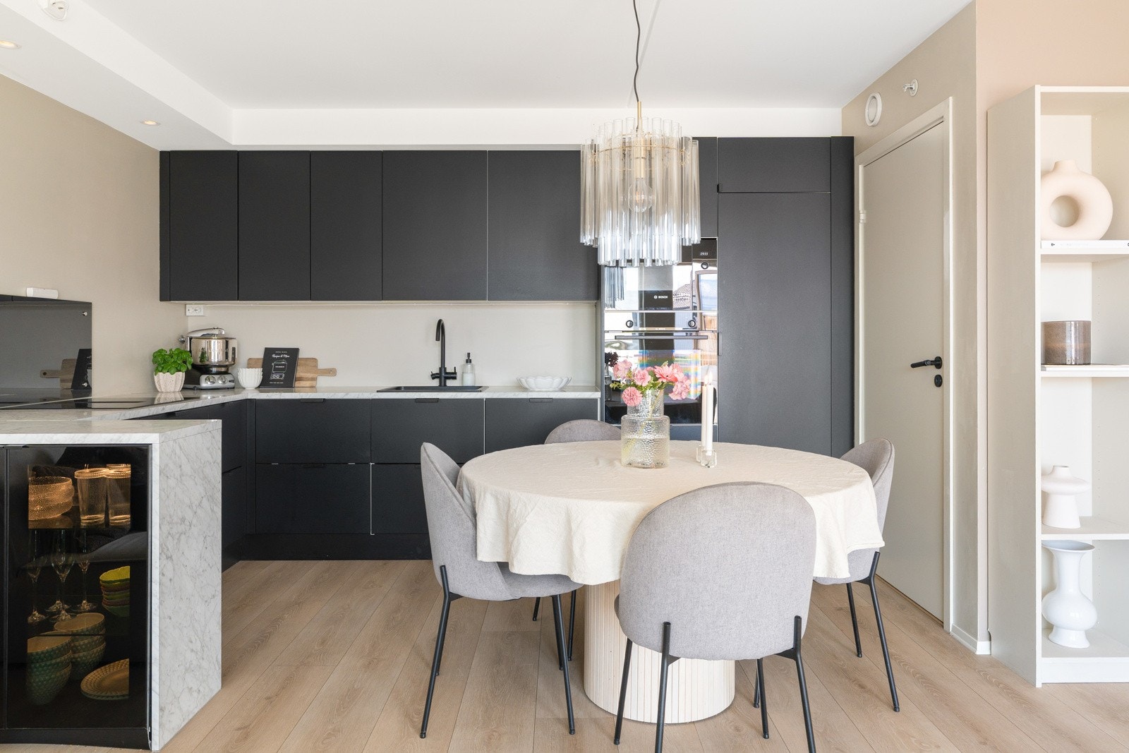 Kjøkkenet er utformet med tanke på brukervennlighet, oppbevaringsplass og er et smykke i en ellers allerede smakfull leilighet. Galleribilde