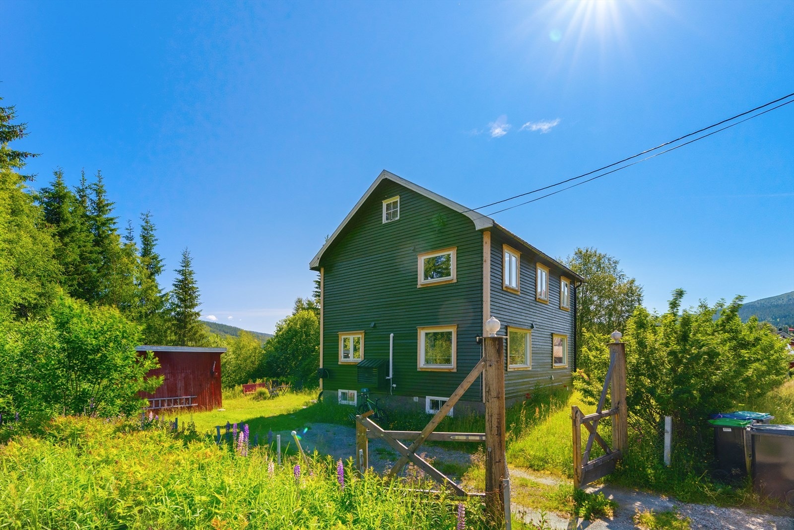 Eiendommen ligger i et rolig området med nærhet til naturen. Det er ca. 6 kilometer til Ålen sentrum hvor man finner "alt" man trenger i hverdagen. Galleribilde