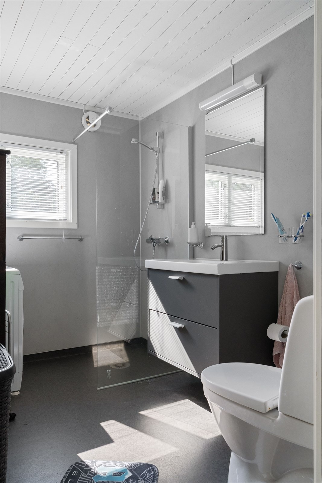 Det er opplegg og plass til vaskemaskin på badet. Galleribilde