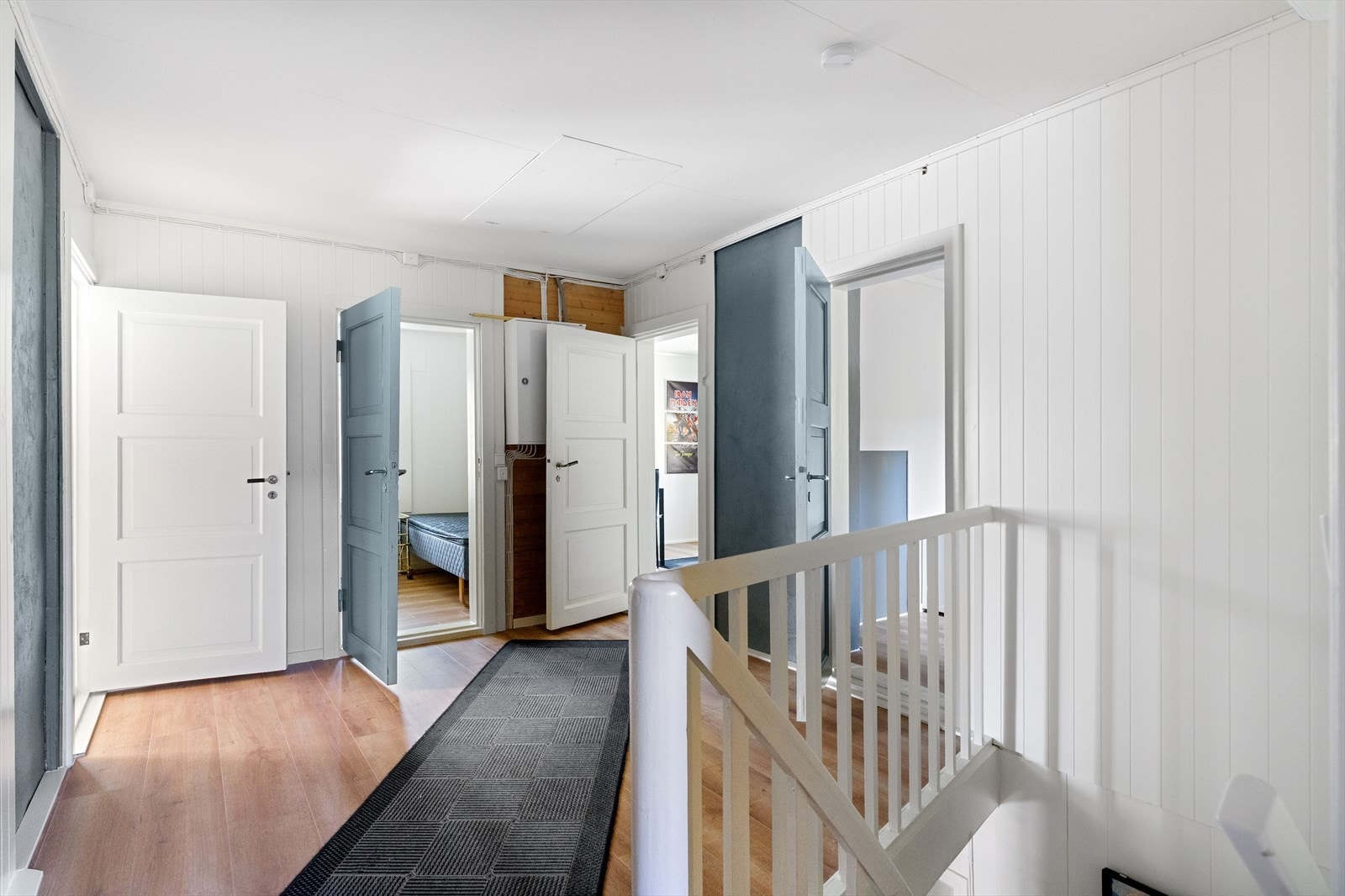 Fra gangen har man tilgang til boligens fem soverom og en bod. Galleribilde