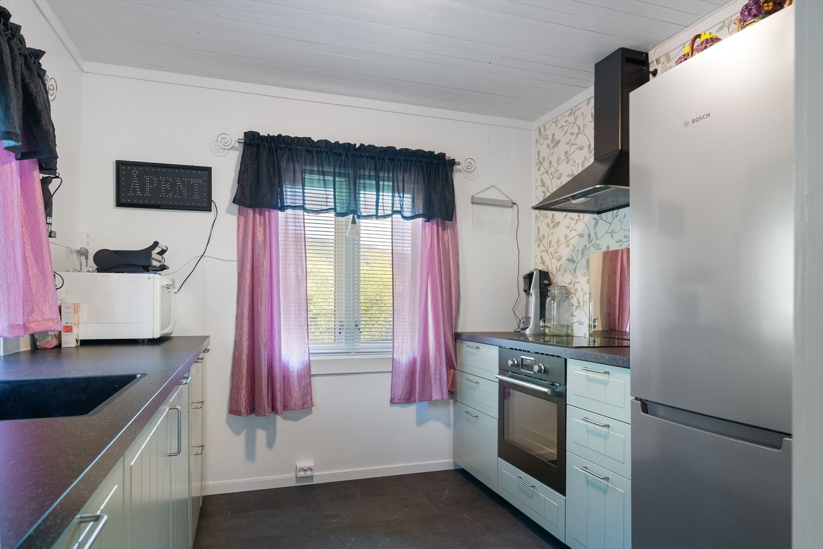 Kjøkkenet er fra 2024. Bildet er tatt når en tidligere leietaker bebodde eiendommen. Galleribilde