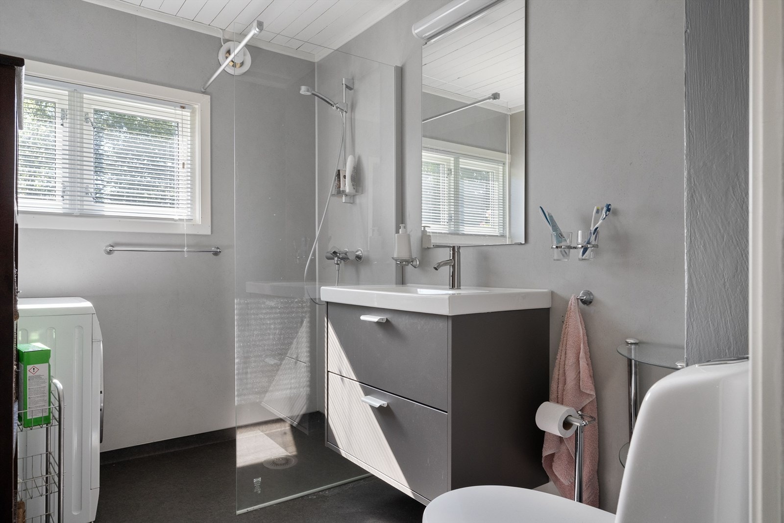 Badet ble renovert i 2024 hvor det ble lagt nye vann- og avløpsrør innvendig. Rommet har gulvvarme, baderomsplater på veggene og mekanisk avtrekk. Galleribilde