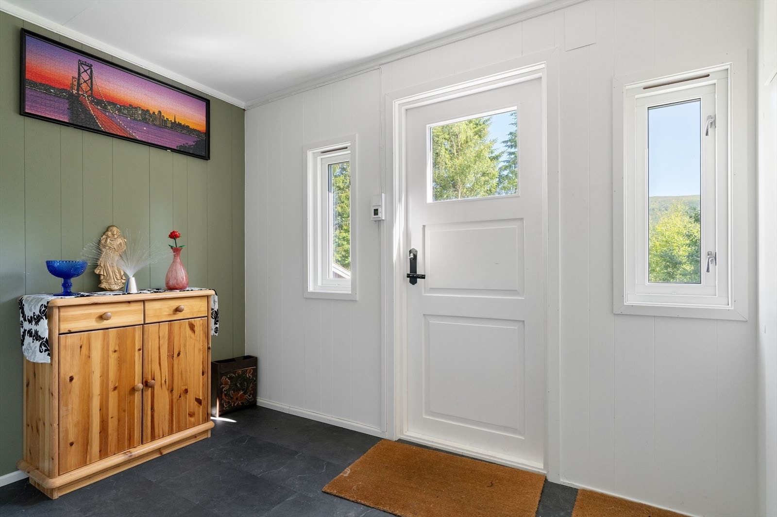 Romslig vindfang på 7 m² med god plass til ulik garderobeløsning. Galleribilde