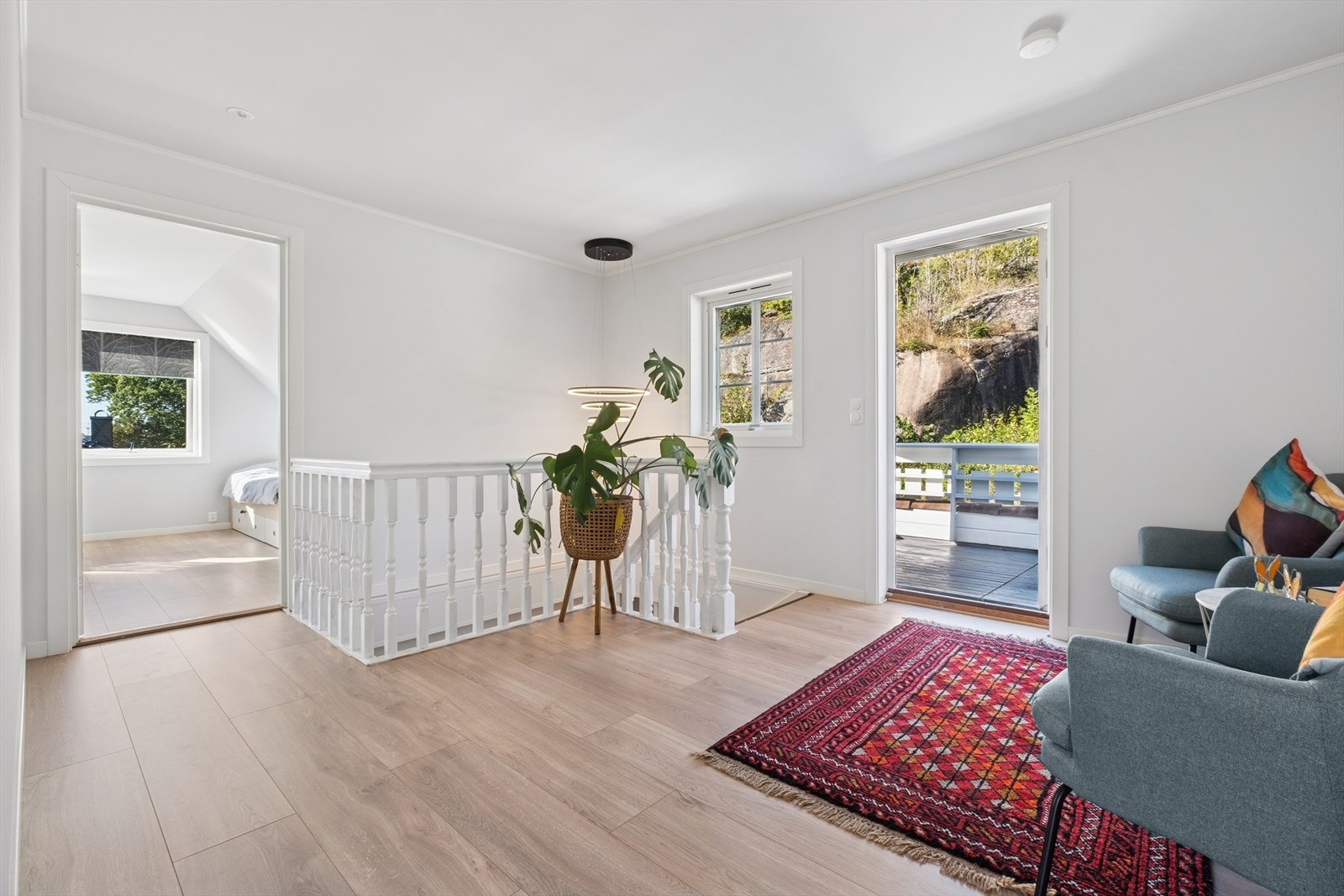 Loftstuen gir et lyst og trivelig oppholdsrom - perfekt som ungdomsrom, TV-stue eller lekeområde. Galleribilde