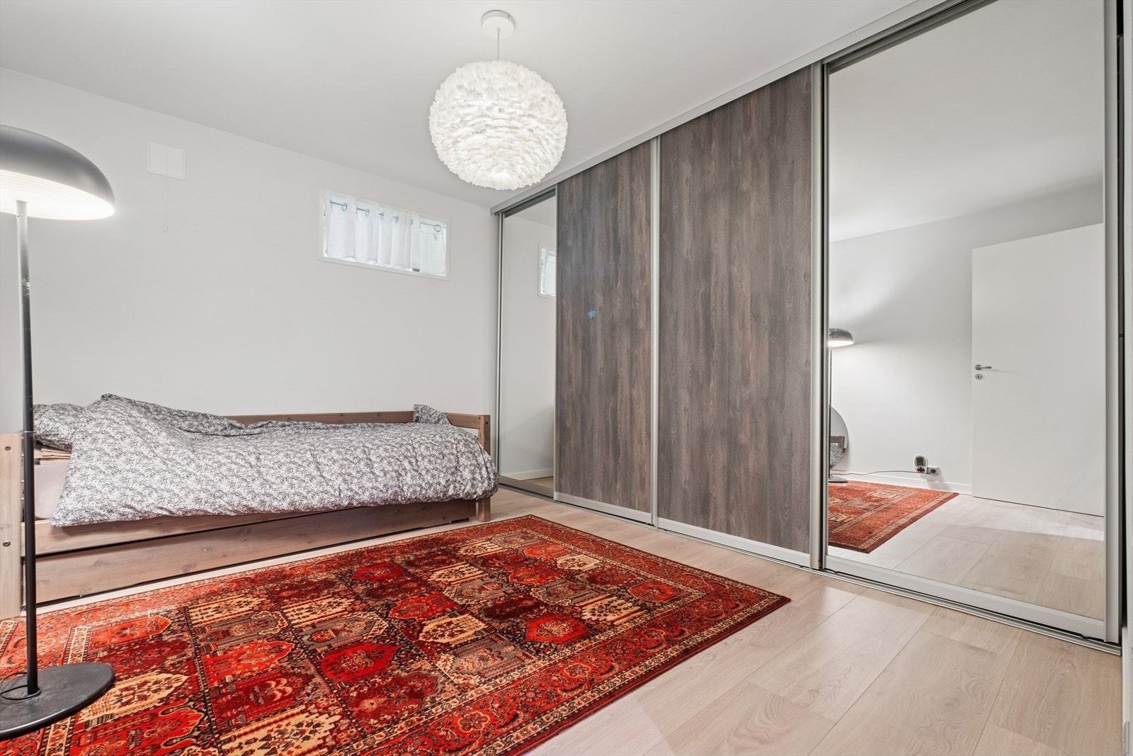 Soverommet har god plass til stor seng, tilhørende møblement og stor skyvedørsgarderobe. Galleribilde