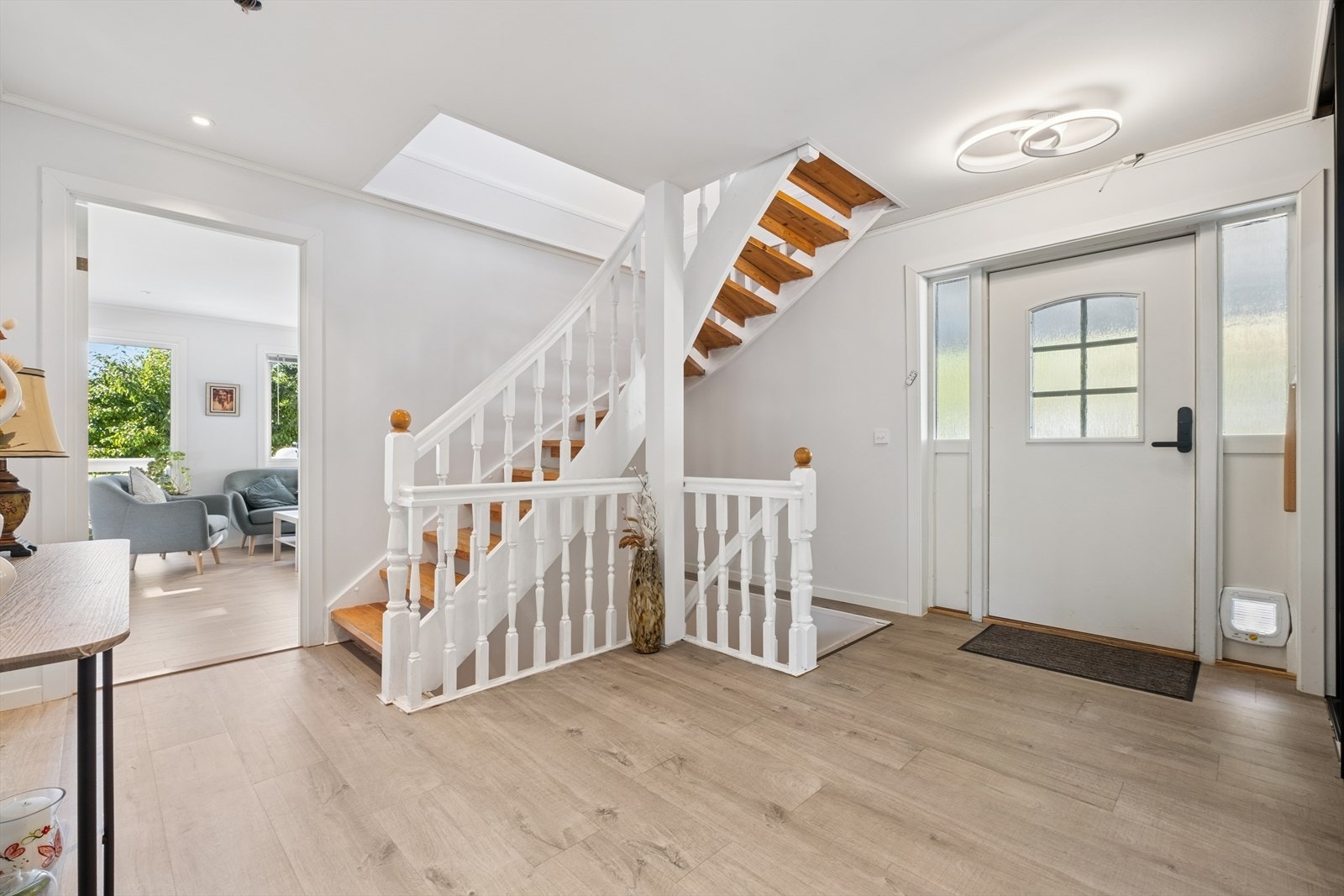 Her ønskes du velkommen inn i romslig entré med plass til å henge fra seg ytterklær. Galleribilde