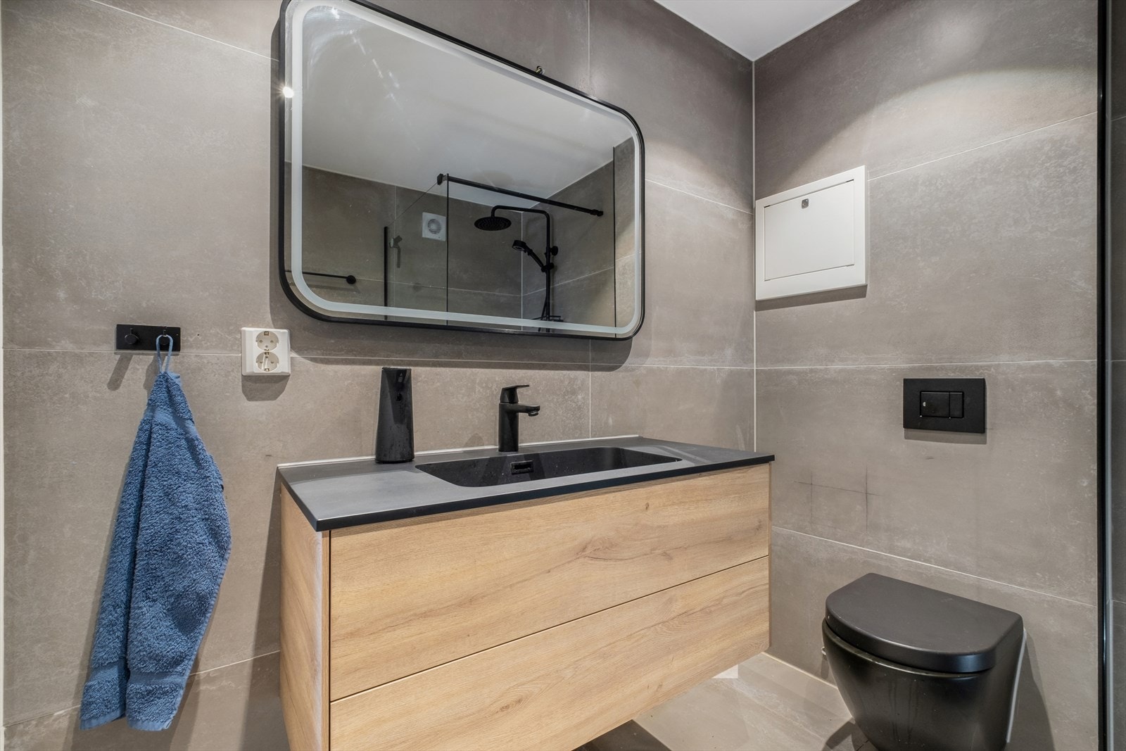 Flislagt bad fra 2023 med elektriske varmekabler i gulv i utleiedel. Galleribilde