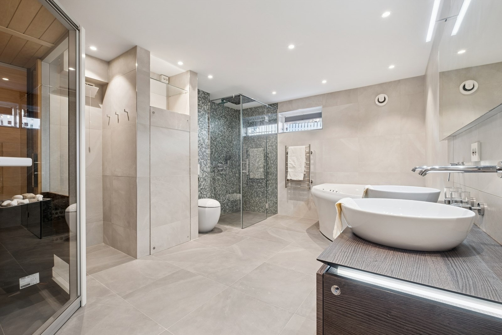 I kjelleren er det innredet et romslig flislagt bad med elektriske varmekabler i gulv. Galleribilde