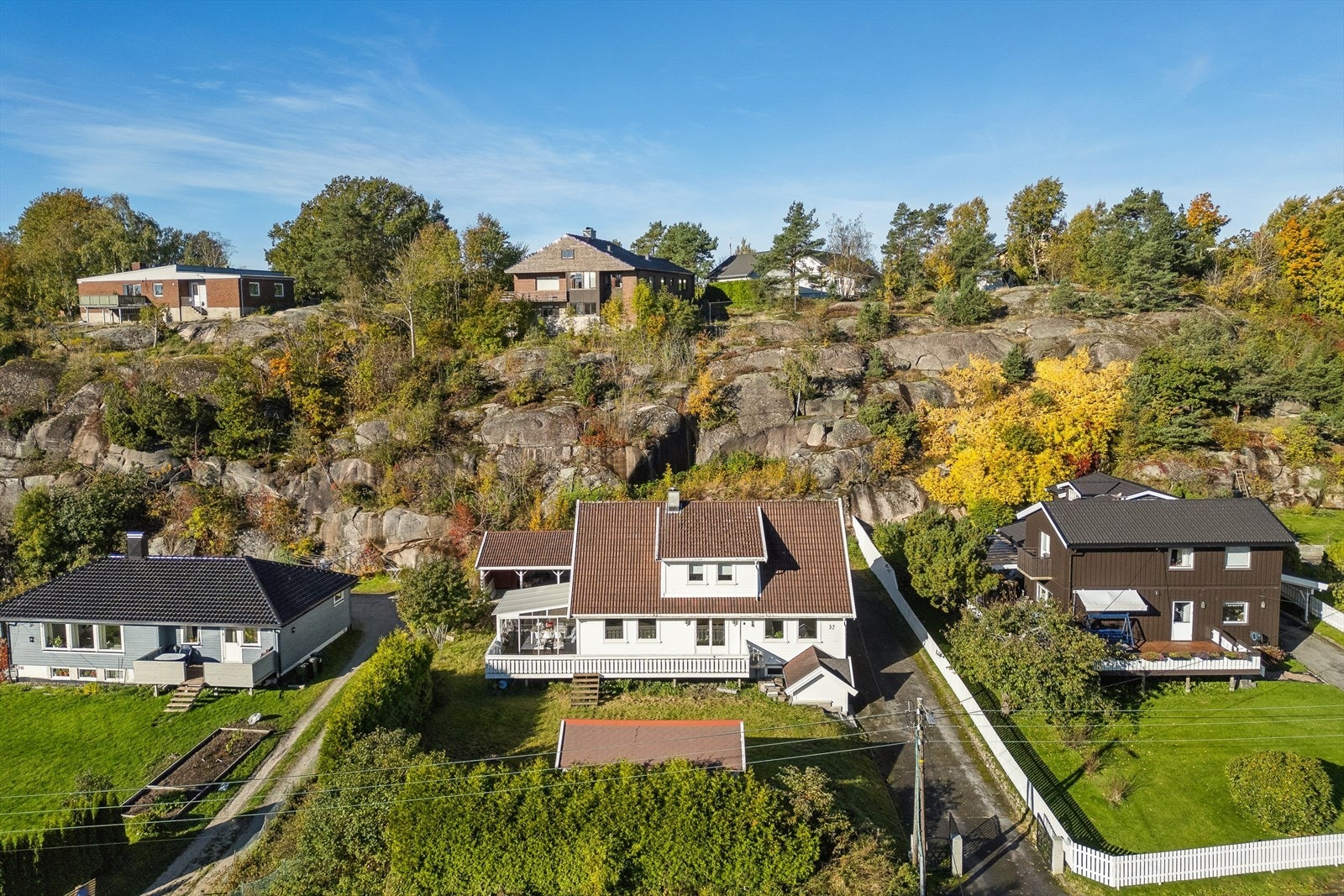 En innholdsrik og familievennlig enebolig over tre plan, oppført i 1988. Galleribilde