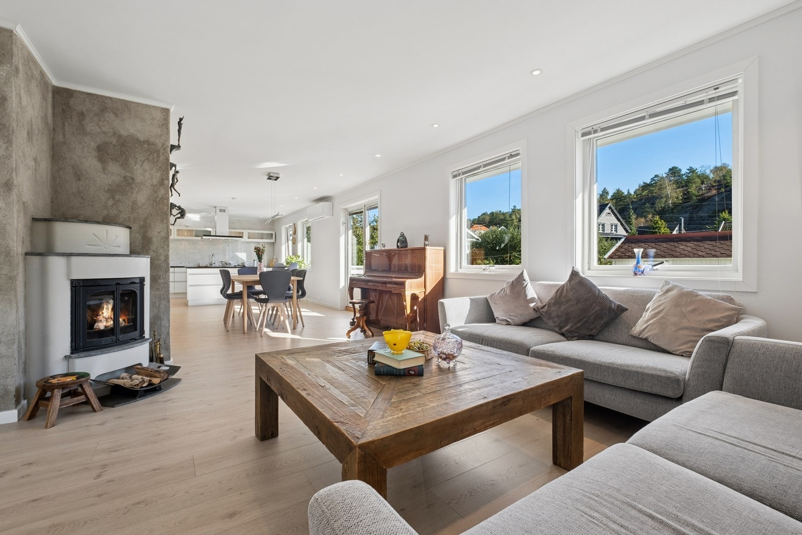 Den åpne løsningen mot kjøkkenet skaper en luftig og sosial atmosfære - perfekt for både hverdagsliv og hyggelige sammenkomster. Galleribilde