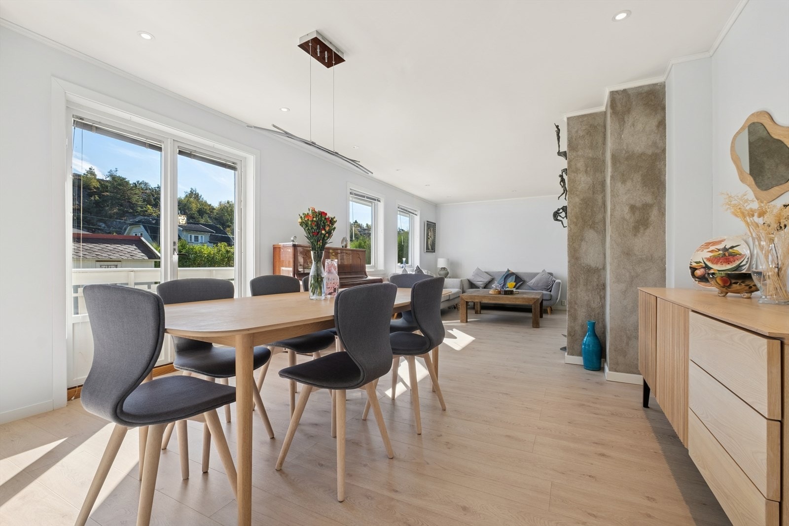 I tilknytning til kjøkkenet, kan spisebord enkelt plasseres - her kan gode måltider nytes. Galleribilde