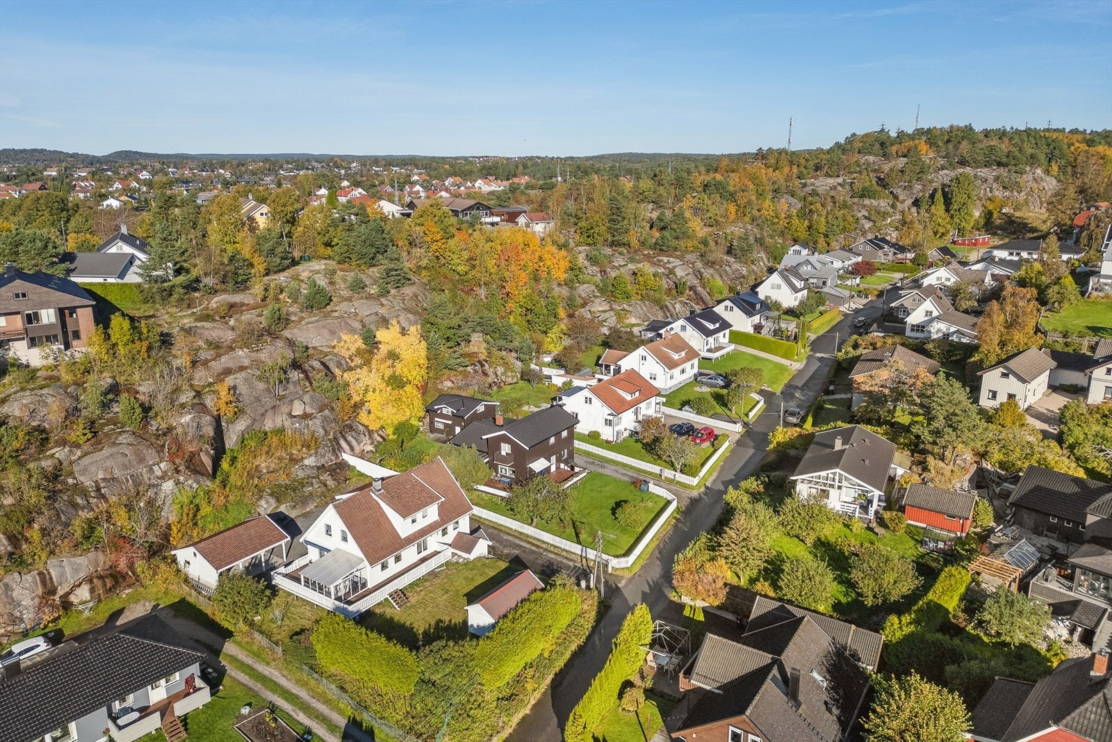 Boligen har en fin beliggenhet i et etablert og rolig boligområde. Her bor du med nærhet til både natur og nødvendige fasiliteter. Galleribilde