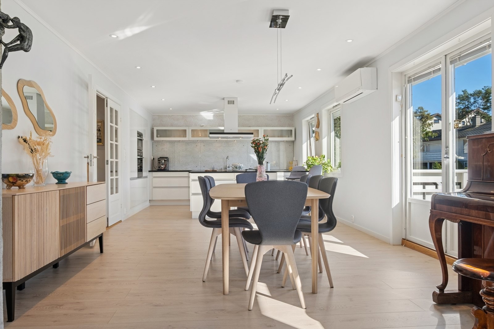 Det er åpen stue og kjøkkenløsning som gjør rommet mer sosialt. Galleribilde