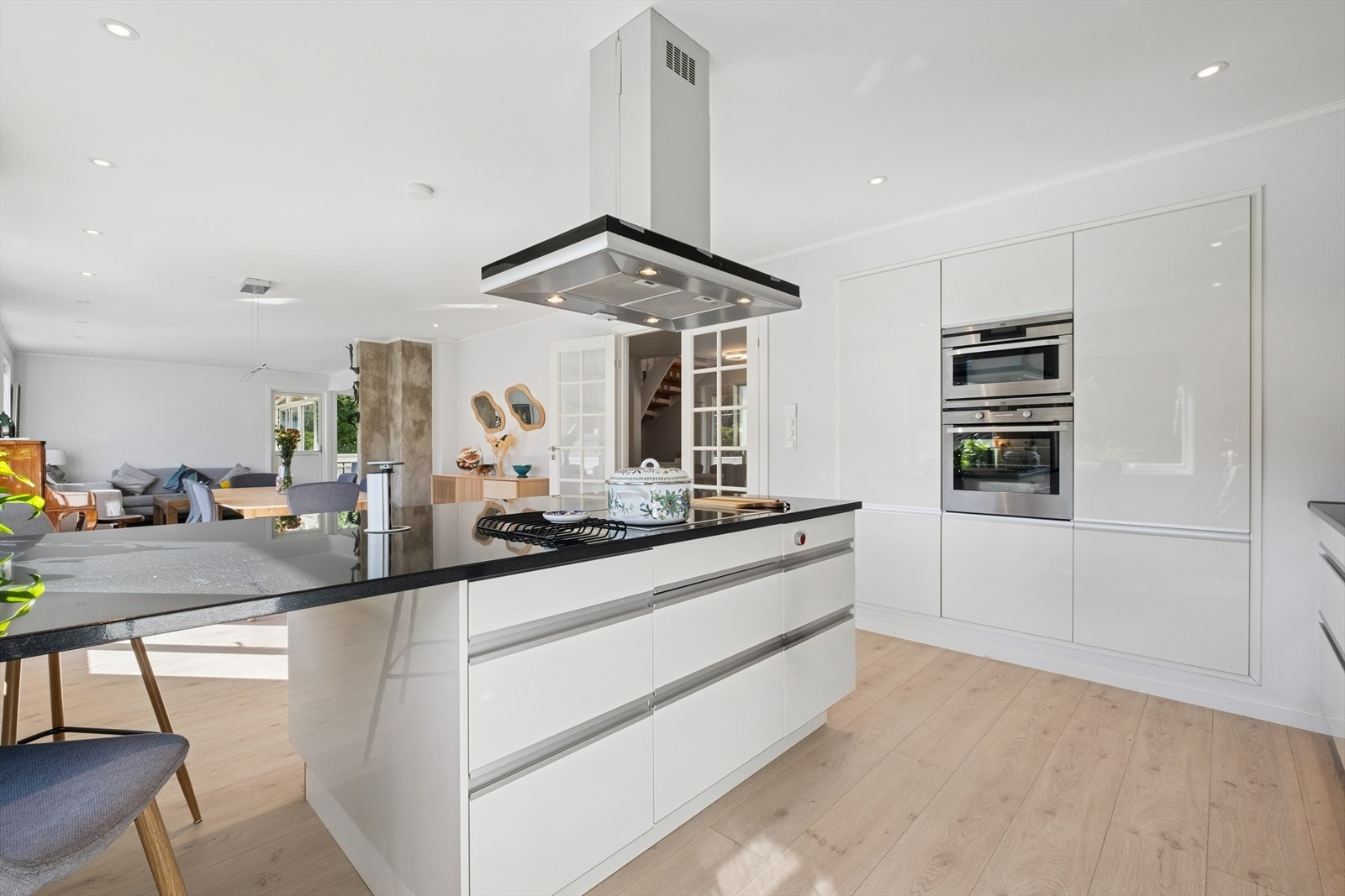 Kjøkkenet er innredet i en praktisk form og har godt med skap- og benkeplass. Galleribilde