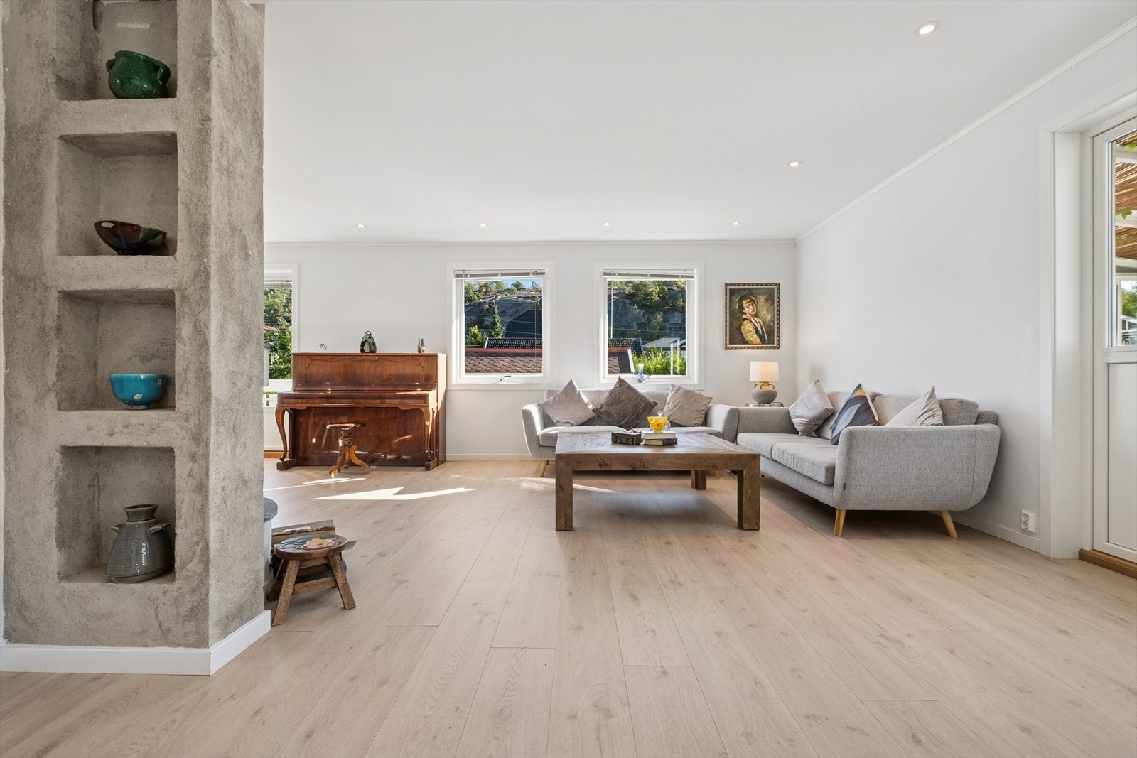 Stuen er romslig og møbleringsvennlig med flere vindusflater som slipper inn rikelig med naturlig lys gjennom hele dagen. Galleribilde