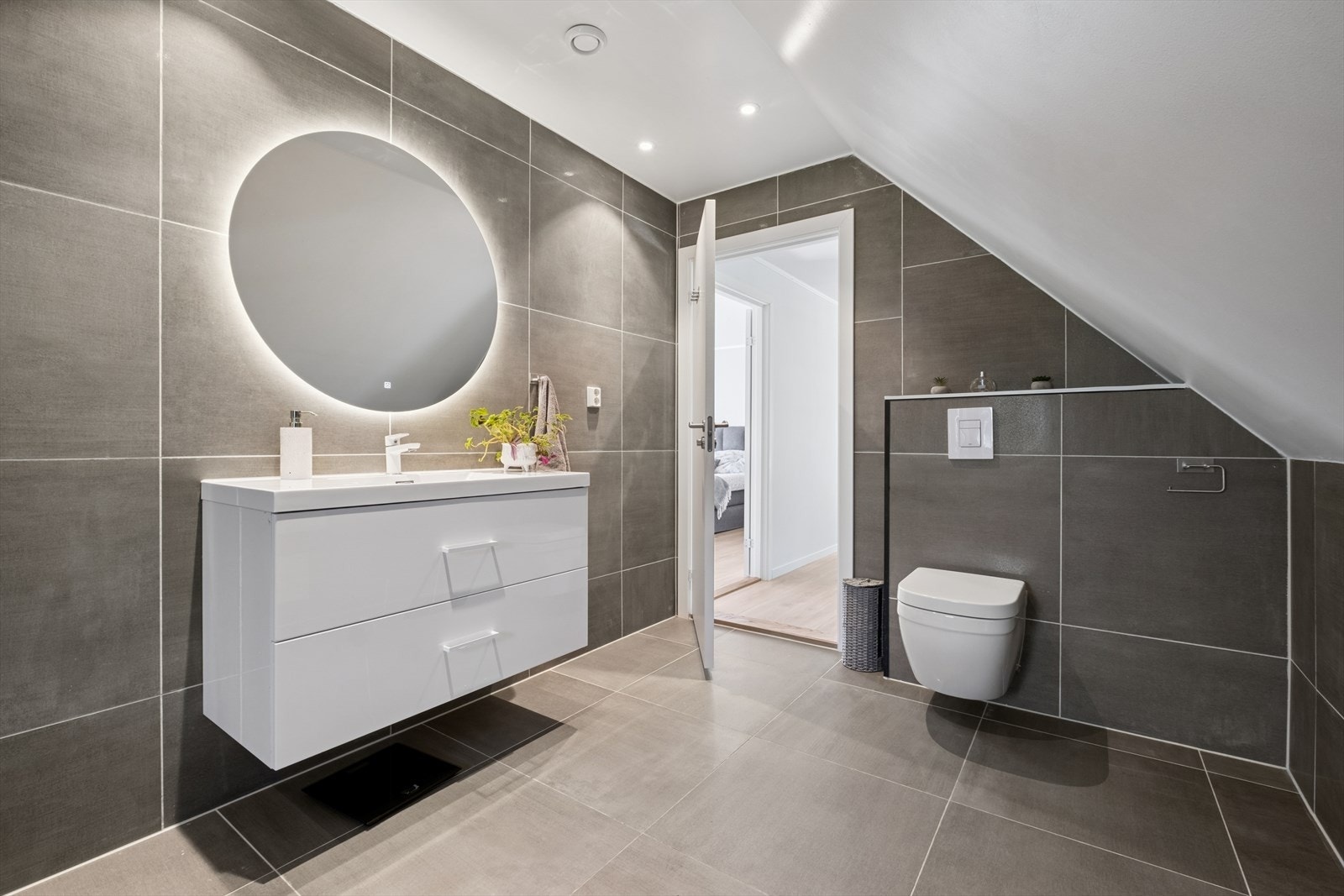 Flislagt baderom med elektriske varmekabler i gulvet fra 2023. Galleribilde