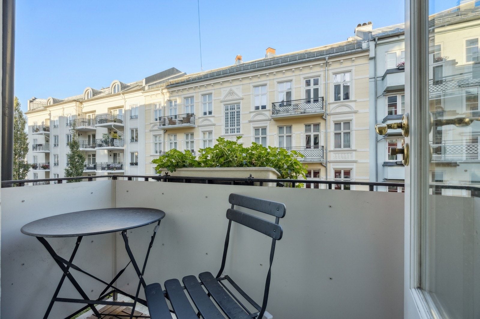 Balkong vendt mot hyggelig bakgård Galleribilde