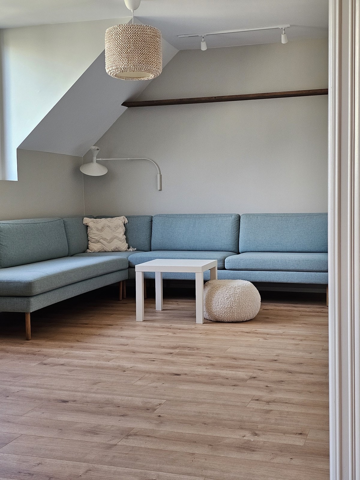 Romslig stue - Møblert med sofa Galleribilde