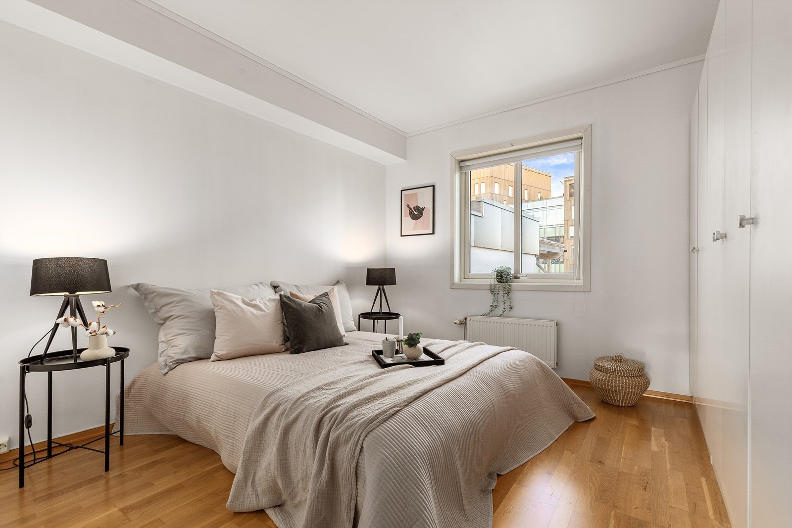 Soverom med arealeffektiv løsning - god plass for dobbeltseng med tilhørende nattbord Galleribilde